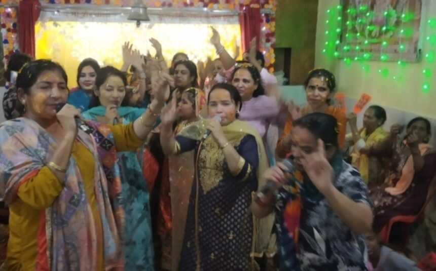 प्राचीन शिव मंदिर में होली की रही धूम, भजनों पर झूमी महिलाएँ