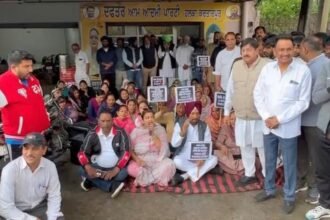 ਕਾਂਗਰਸੀਆਂ ਨੇ ਆਮ ਆਦਮੀ ਪਾਰਟੀ ਕਰਤਾਰਪੁਰ ਦਫਤਰ ਦੇ ਬਾਹਰ ਕੀਤਾ ਧਰਨਾ ਪ੍ਰਦਰਸ਼ਨ