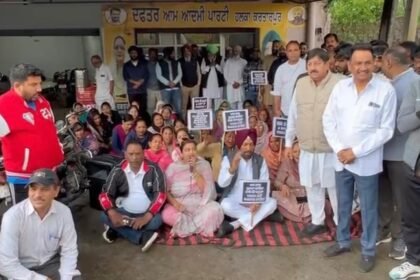 ਕਾਂਗਰਸੀਆਂ ਨੇ ਆਮ ਆਦਮੀ ਪਾਰਟੀ ਕਰਤਾਰਪੁਰ ਦਫਤਰ ਦੇ ਬਾਹਰ ਕੀਤਾ ਧਰਨਾ ਪ੍ਰਦਰਸ਼ਨ
