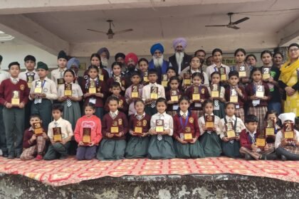 संत बाबा ओंकार नाथ सीनियर सेकेंडरी स्कूल काला बाहियां में करवाया गया पुरस्कार वितरण समारोह