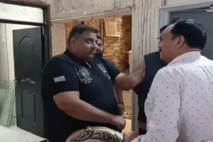 ज्वेलर्स के परिवार को बंधक बना 3 करोड़ लूटे, पत्नी के सिर पर तानी पिस्टल