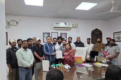 ਆਪ ਆਗੂਆਂ ਦਾ ਇੱਕ ਵਫ਼ਦ ਸ਼ਹਿਰ ਦੀਆਂ ਸਮੱਸਿਆਵਾਂ ਦੇ ਹੱਲ ਲਈ ਨਗਰ ਨਿਗਮ ਕਮਿਸ਼ਨਰ ਨੂੰ ਮਿਲਿਆ