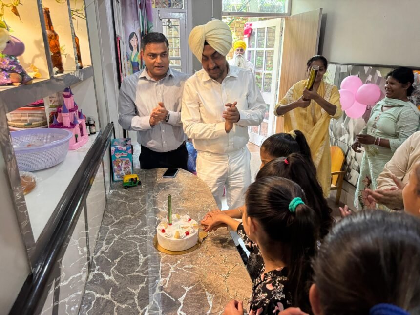 ज़िला एंव सैशन जज ने यूनिक होम, जालंधर में बच्चों का सांझा जन्मदिन मनाया