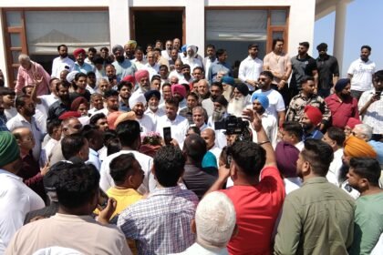 ਸਾਬਕਾ ਵਿਧਾਇਕ ਚੌਧਰੀ ਸੁਰਿੰਦਰ ਸਿੰਘ ਨੇ ਵੱਡੀ ਗਿਣਤੀ ਵਿੱਚ ਸਾਥੀਆਂ ਦੇ ਨਾਲ ਮੈਂਬਰ ਪਾਰਲੀਮੈਂਟ ਚਰਨਜੀਤ ਚੰਨੀ ਨਾਲ ਕੀਤੀ ਮੁਲਾਕਾਤ