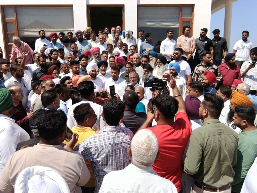 ਸਾਬਕਾ ਵਿਧਾਇਕ ਚੌਧਰੀ ਸੁਰਿੰਦਰ ਸਿੰਘ ਨੇ ਵੱਡੀ ਗਿਣਤੀ ਵਿੱਚ ਸਾਥੀਆਂ ਦੇ ਨਾਲ ਮੈਂਬਰ ਪਾਰਲੀਮੈਂਟ ਚਰਨਜੀਤ ਚੰਨੀ ਨਾਲ ਕੀਤੀ ਮੁਲਾਕਾਤ