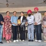 एडवोकेट लवप्रीत कौर ने किया स्कूल टॉपर दृष्टि को सम्मानित