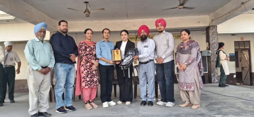 एडवोकेट लवप्रीत कौर ने किया स्कूल टॉपर दृष्टि को सम्मानित