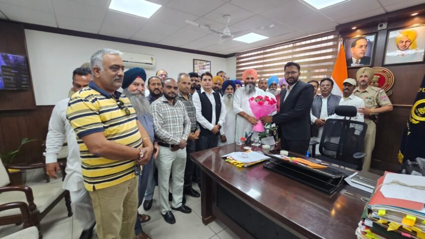 ਭਾਜਪਾ ਆਗੂਆਂ ਨੇ ਨਵ-ਨਿਯੁਕਤ ਡੀਸੀ ਆਕਾਸ਼ ਬਾਂਸਲ ਦਾ ਕੀਤਾ ਸਵਾਗਤ, ਲੰਬਿਤ ਪ੍ਰੋਜੈਕਟਾਂ ਨੂੰ ਜਲਦੀ ਸ਼ੁਰੂ ਕਰਨ ਦੀ ਕੀਤੀ ਮੰਗ 