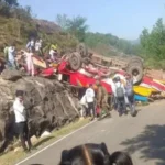बड़ा सड़क हादसा : यात्रियों से भरी बस खाई में गिरी, 15 लोगों की मौत; कई घायल