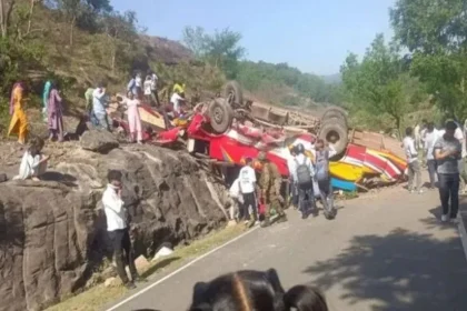 बड़ा सड़क हादसा : यात्रियों से भरी बस खाई में गिरी, 15 लोगों की मौत; कई घायल