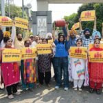 कमर्शियल गैस सिलेंडर की कीमतों में बढ़ोतरी के विरुद्ध ‘आप’ ने किया ज़ोरदार प्रदर्शन