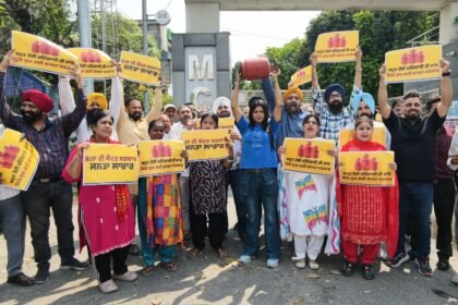 कमर्शियल गैस सिलेंडर की कीमतों में बढ़ोतरी के विरुद्ध ‘आप’ ने किया ज़ोरदार प्रदर्शन