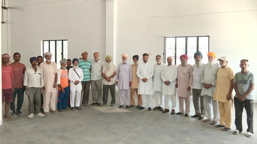 ਸਾਬਕਾ ਵਿਧਾਇਕ ਚੌਧਰੀ ਸੁਰਿੰਦਰ ਸਿੰਘ ਨੇ ਪਿੰਡ ਲੱਲੀਆਂ ਵਿਖੇ ਵਰਕਰਾਂ ਨਾਲ ਕੀਤੀ ਮੀਟਿੰਗ