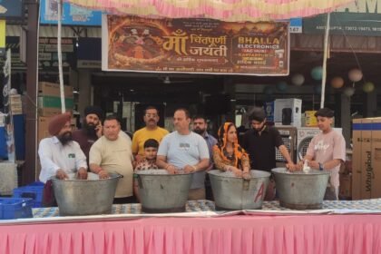 मां चिंतपूर्णी जयंती पर मीठी लस्सी का लंगर लगाया