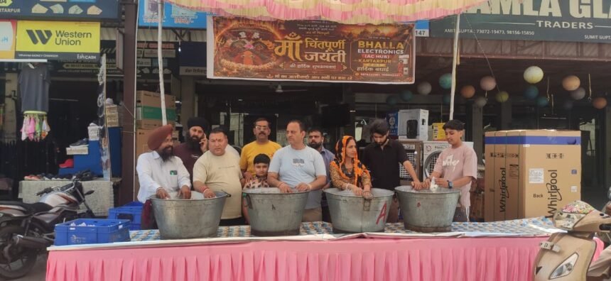 मां चिंतपूर्णी जयंती पर मीठी लस्सी का लंगर लगाया