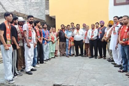 आम आदमी पार्टी के विपिन थापर साथियों सहित भाजपा में शामिल