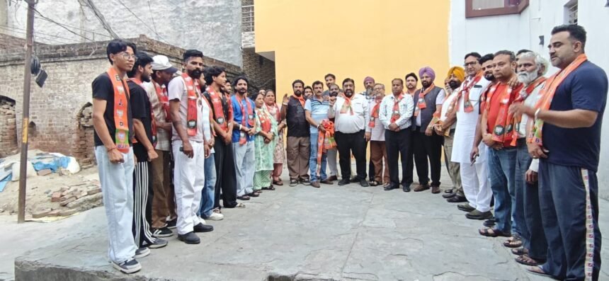 आम आदमी पार्टी के विपिन थापर साथियों सहित भाजपा में शामिल