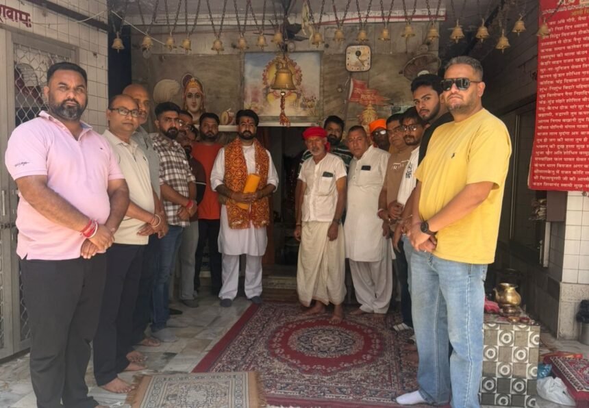 कागज भरने से पहले जतिन शर्मा ने लिया महामाई का आशीर्वाद