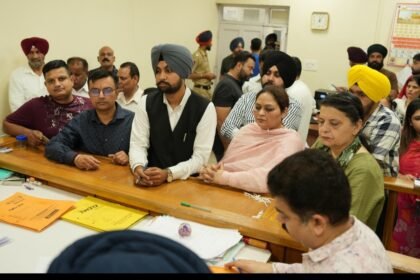 करतारपुर के वार्ड नंबर 8 से आम आदमी पार्टी प्रत्याशी वरुण बावा ने अपने कागज दाखिल किया