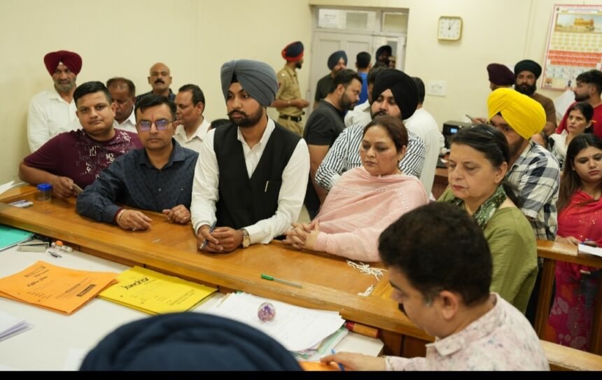 करतारपुर के वार्ड नंबर 8 से आम आदमी पार्टी प्रत्याशी वरुण बावा ने अपने कागज दाखिल किया