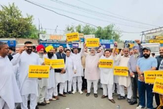 आम आदमी पार्टी की और से जालंधर में केंद्र की भाजपा सरकार के खिलाफ किया गया रोष प्रदर्शन