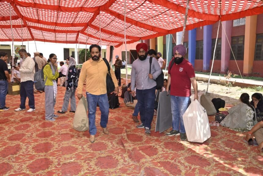 नगर कौंसिल/नगर पंचायत चुनाव; 133 पोलिंग पार्टियां चुनाव सामग्री सहित पोलिंग स्टेशनों के लिए रवाना