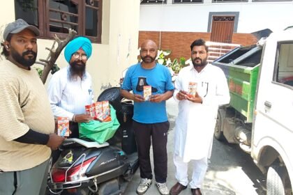 ਅੱਤ ਦੀ ਗਰਮੀ ਵਿੱਚ ਕੰਮ ਕਰਦੇ ਸਫਾਈ ਕਰਮਚਾਰੀਆਂ ਨੂੰ ਗਲੂਕੋਜ ਦੇ ਪੈਕਟ ਵੰਡੇ ਗਏ