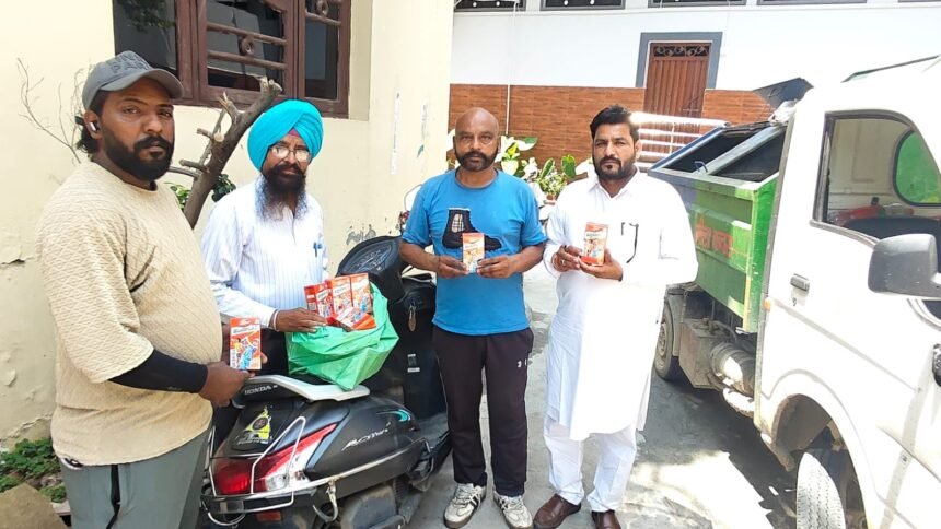 ਅੱਤ ਦੀ ਗਰਮੀ ਵਿੱਚ ਕੰਮ ਕਰਦੇ ਸਫਾਈ ਕਰਮਚਾਰੀਆਂ ਨੂੰ ਗਲੂਕੋਜ ਦੇ ਪੈਕਟ ਵੰਡੇ ਗਏ
