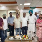 आईडीबीआई बैंक कर्मियों ने पार्षद वरुण बावा को किया सम्मानित
