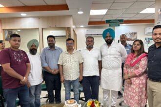 आईडीबीआई बैंक कर्मियों ने पार्षद वरुण बावा को किया सम्मानित
