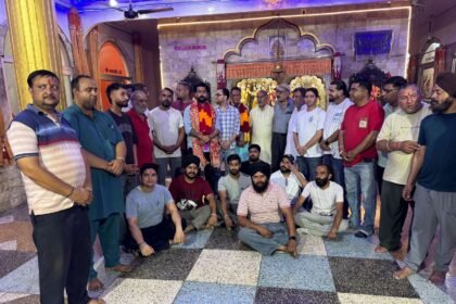 वार्ड नंबर 2 के पार्षद जतिन शर्मा को मां भगवती सेवा समिति, बारादरी बाजार एसोसिएशन, हनुमान मंदिर कमेटी द्वारा किया गया सम्मानित