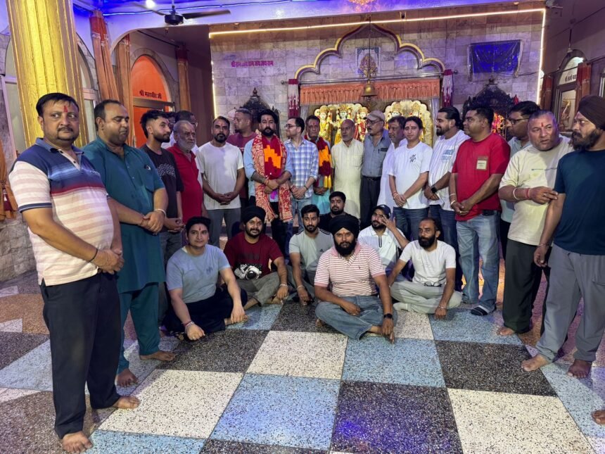 वार्ड नंबर 2 के पार्षद जतिन शर्मा को मां भगवती सेवा समिति, बारादरी बाजार एसोसिएशन, हनुमान मंदिर कमेटी द्वारा किया गया सम्मानित
