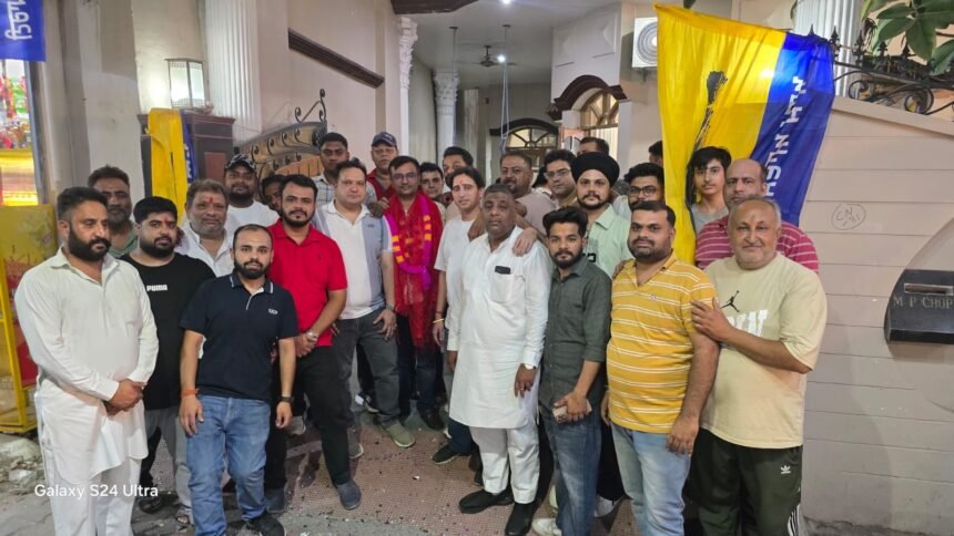 वार्ड नंबर 8 के नवनिर्वाचित पार्षद वरुण बावा को किया सम्मानित