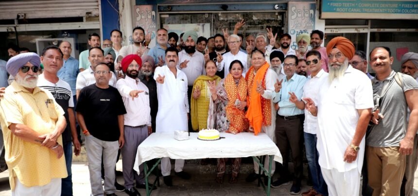 कमेटी बाजार एसोसिएशन ने पार्षद जसलीन कौर, एवं जसविंदर बबला को किया सम्मानित कमेटी बाजार एसोसिएशन ने पार्षद जसलीन कौर, एवं जसविंदर बबला को किया सम्मानित
