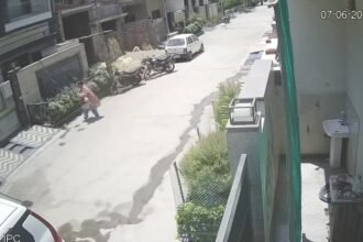 नवजीत सिंह ने मोहल्ले की ही औरत पर लगाया घर से सोने के गहने व नगदी चोरी करने का आरोप