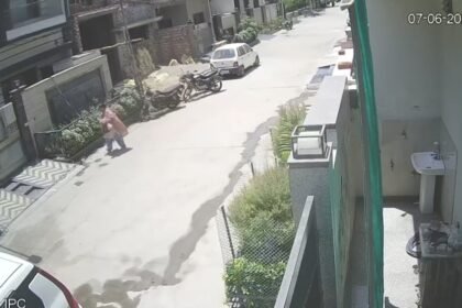 नवजीत सिंह ने मोहल्ले की ही औरत पर लगाया घर से सोने के गहने व नगदी चोरी करने का आरोप