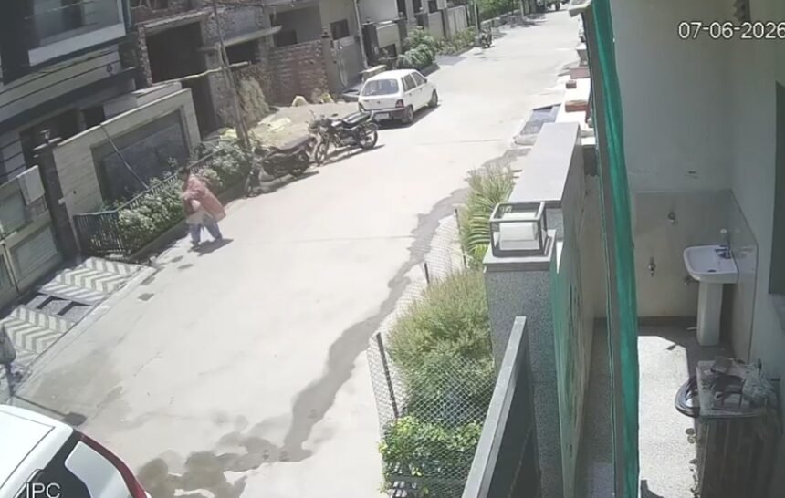 नवजीत सिंह ने मोहल्ले की ही औरत पर लगाया घर से सोने के गहने व नगदी चोरी करने का आरोप नवजीत सिंह ने मोहल्ले की ही औरत पर लगाया घर से सोने के गहने व नगदी चोरी करने का आरोप