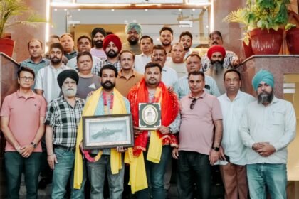ਸ਼ਹੀਦੇ ਆਜ਼ਮ ਭਗਤ ਸਿੰਘ ਸਪੋਰਟਸ ਅਤੇ ਸਭਿਆਚਾਰਕ ਕਲੱਬ, ਕਰਤਾਰਪੁਰ ਵੱਲੋਂ ਗਗਨ ਛਾਬੜਾ ਅਤੇ ਕੌਂਸਲਰ  ਜਤਿਨ ਸ਼ਰਮਾ ਦਾ ਕੀਤਾ ਗਿਆ ਸਨਮਾਨ