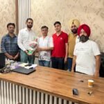 नव निर्वाचित पार्षद वरुण बावा को केनरा बैंक स्टाफ ने किया सम्मानित