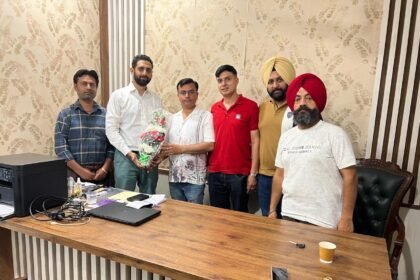 नव निर्वाचित पार्षद वरुण बावा को केनरा बैंक स्टाफ ने किया सम्मानित
