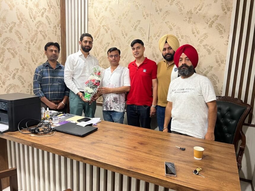 नव निर्वाचित पार्षद वरुण बावा को केनरा बैंक स्टाफ ने किया सम्मानित