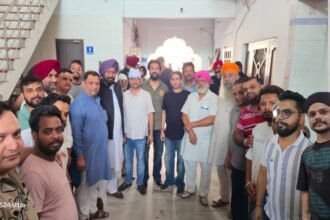 वार्ड नंबर 8 में बांटी गई पंजाब सरकार द्वारा भेजी गई राशन किट