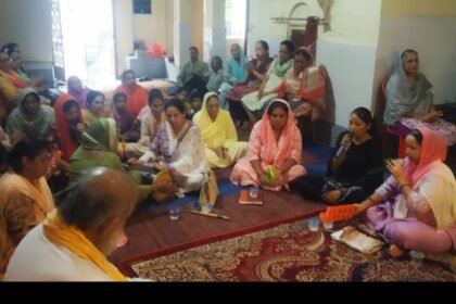 प्राचीन शिव मंदिर में 48 वें मासिक संकीर्तन दौरान भजनों पर झूमे श्रद्धालु