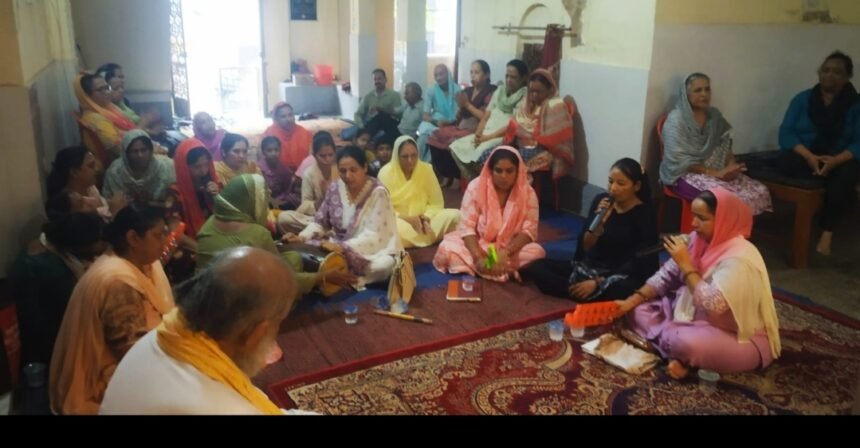 प्राचीन शिव मंदिर में 48 वें मासिक संकीर्तन दौरान भजनों पर झूमे श्रद्धालु