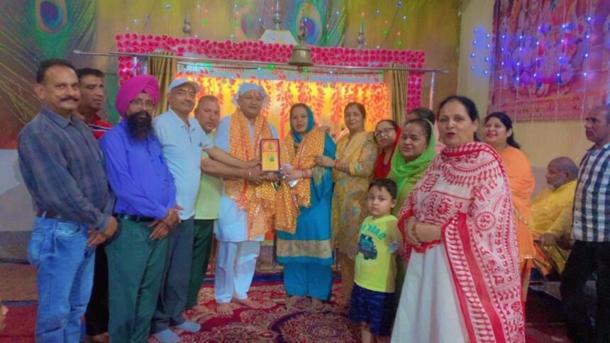 नव निर्वाचित पार्षद जसलीन कौर, तथा जसविंदर बबला को किया सम्मानित