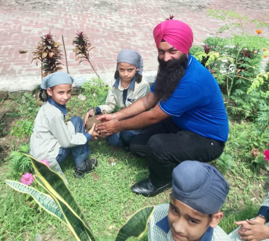 ਸ੍ਰੀ ਗੁਰੂ ਅਰਜਨ ਦੇਵ ਸੀਨੀਅਰ ਸੈਕੰਡਰੀ ਸਕੂਲ ਵਿਖੇ ਵਣ- ਮਹਾਂਉਤਸਵ ਮਨਾਇਆ ਗਿਆ
