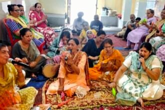 प्राचीन शिव मंदिर में 49वें मासिक संकीर्तन में भजनों पर झूमे श्रद्धालु