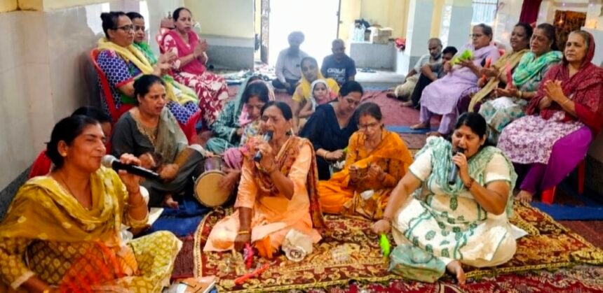 प्राचीन शिव मंदिर में 49वें मासिक संकीर्तन में भजनों पर झूमे श्रद्धालु