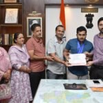 डिप्टी कमिश्नर ने स्पैशल ओलंपिक्स तैराक भाविक अटवाल को किया सम्मानित