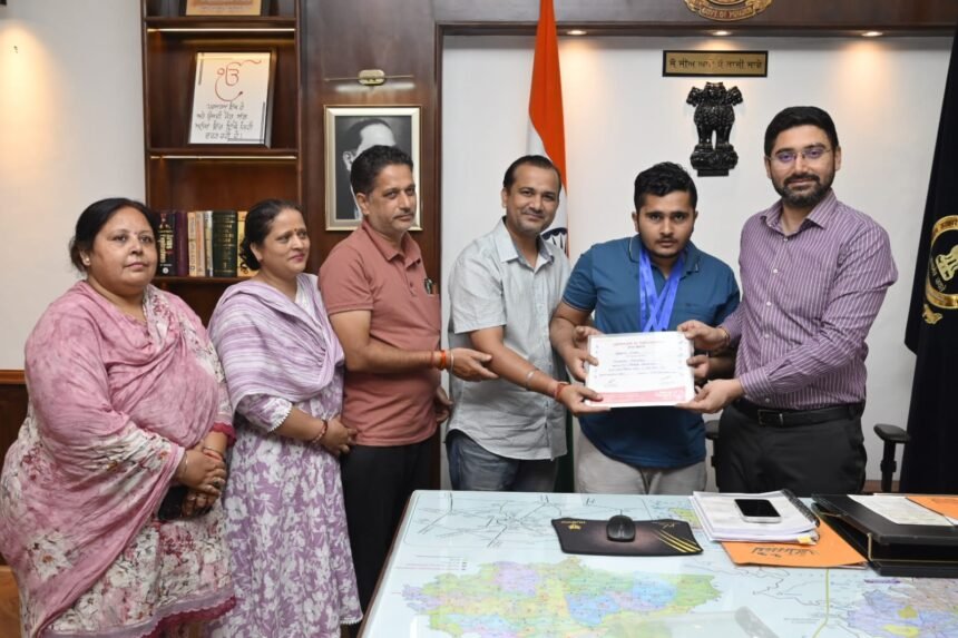 डिप्टी कमिश्नर ने स्पैशल ओलंपिक्स तैराक भाविक अटवाल को किया सम्मानित
